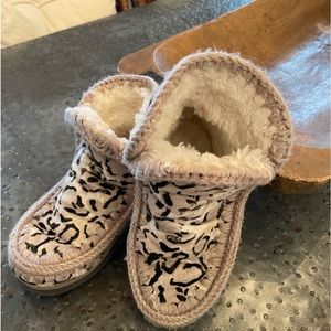 MOU Eskimo 18 Pony Skin. With MOU trademark hand-crochet wool stitching. Size 6.